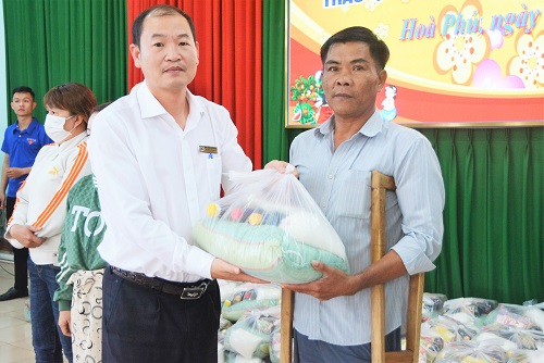 Chi nhánh Văn phòng Đăng ký Đất đai TP.Buôn Ma Thuột: Tặng hơn 200 suất quà tết cho hộ nghèo, hộ có hoàn cảnh khó khăn năm 2023.